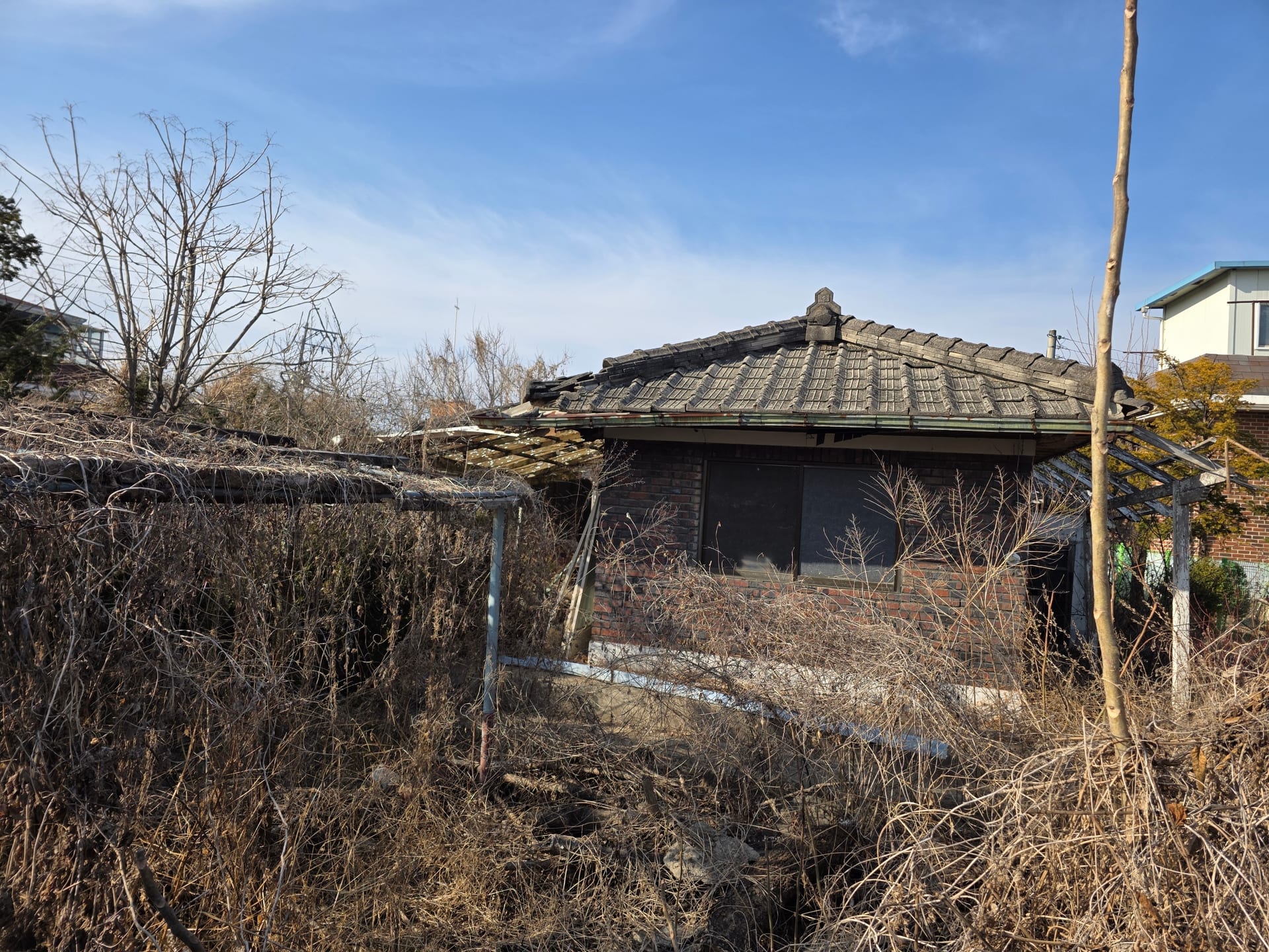 Single-story detached house, wood construction