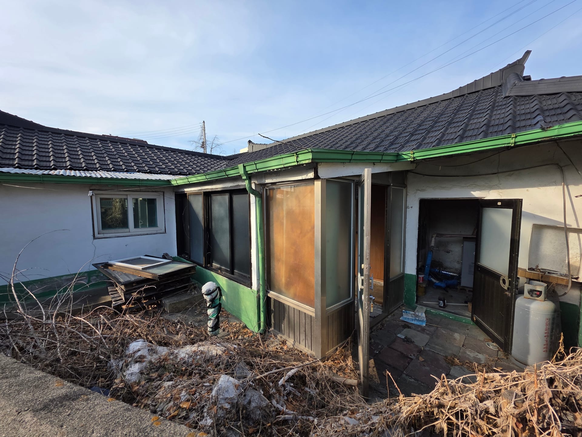 Single-story detached house, wood and cement block construction — image 3