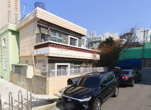 Corner house in a semi-residential zone, adjacent to two roads