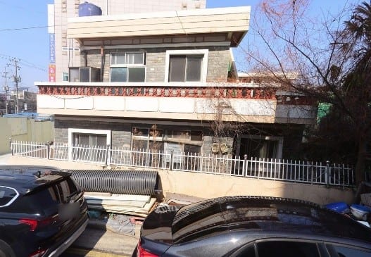 Corner house in a semi-residential zone, adjacent to two roads — image 2