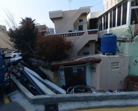 Corner house in a semi-residential zone, adjacent to two roads — image 3
