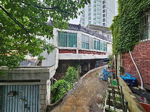 Dilapidated house in a commercial zone