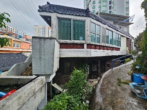 Dilapidated house in a commercial zone — image 2