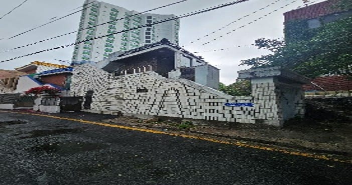 Dilapidated house in a commercial zone — image 3