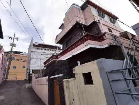 House requiring full interior remodeling, adjacent to a road with land designation 'Do'