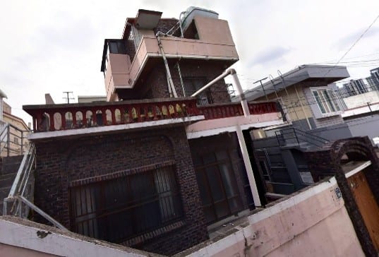 House requiring full interior remodeling, adjacent to a road with land designation 'Do' — image 2