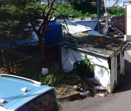 Asbestos slate dilapidated house behind Spa Castle, inquire as building register and current status differ