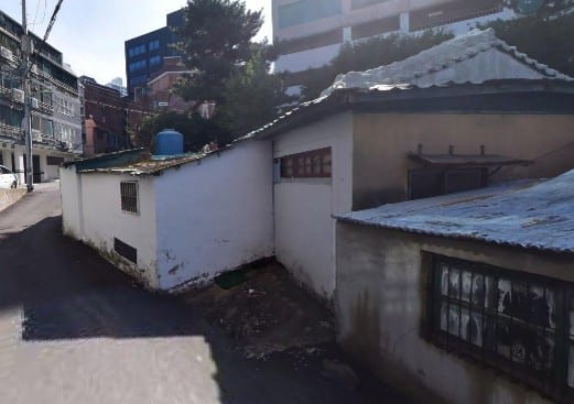 Asbestos slate dilapidated house behind Spa Castle, inquire as building register and current status differ — image 2