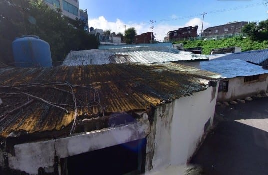 Asbestos slate dilapidated house behind Spa Castle, inquire as building register and current status differ — image 3