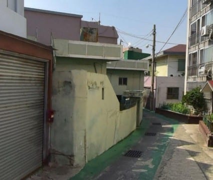 Old house built in 1979, southwest of Sinhwa Villa in Gamjeon-dong