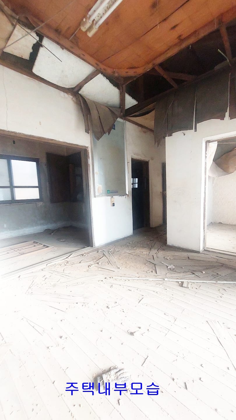 Old house in a quiet location — image 4