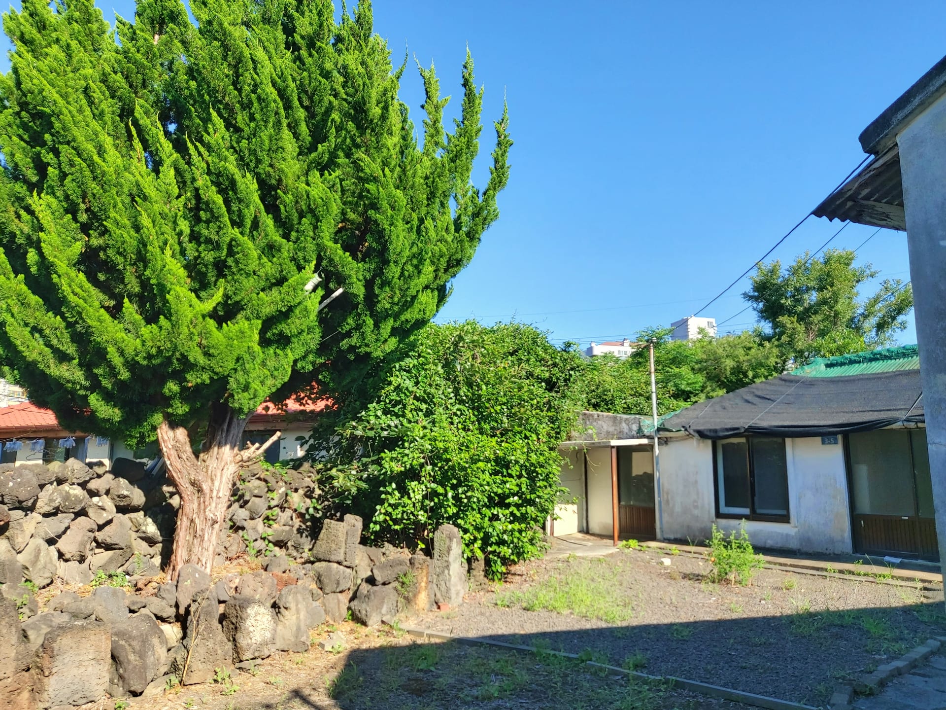Old country house near Doryeon Jugong Apartment — image 5