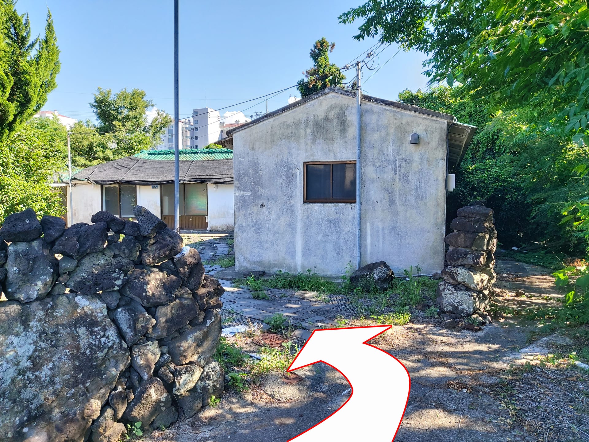 Old country house near Doryeon Jugong Apartment — image 9