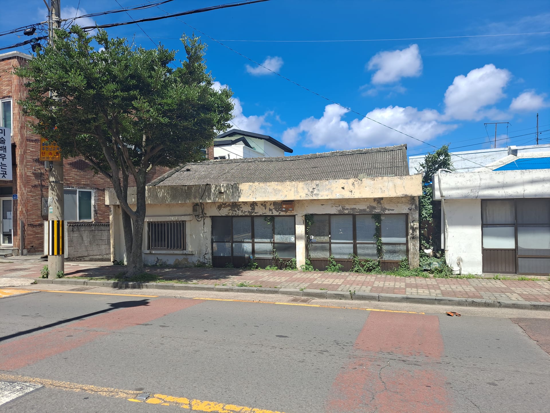 Long-abandoned vacant house