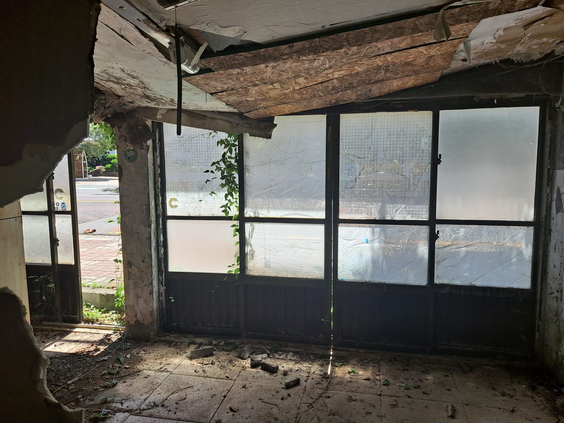 Long-abandoned vacant house — image 12