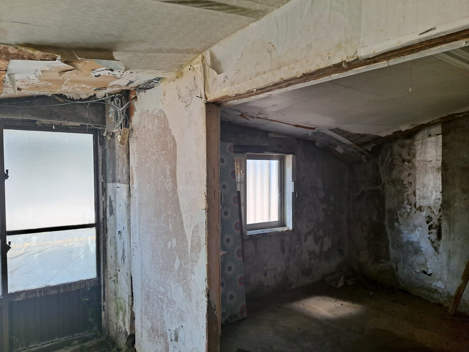 Long-abandoned vacant house — image 13