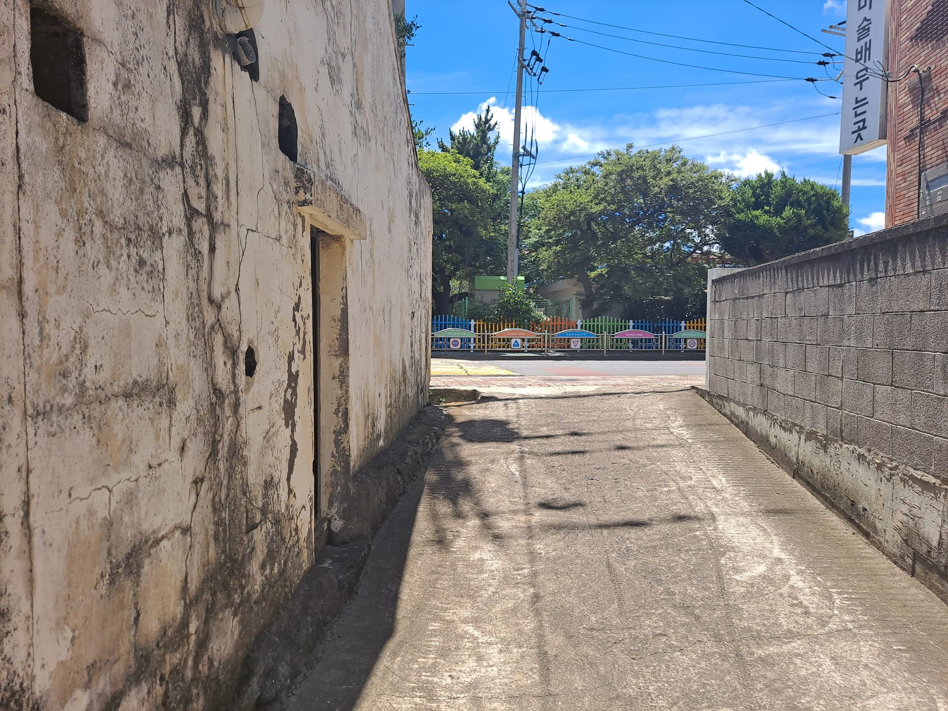 Long-abandoned vacant house — image 3