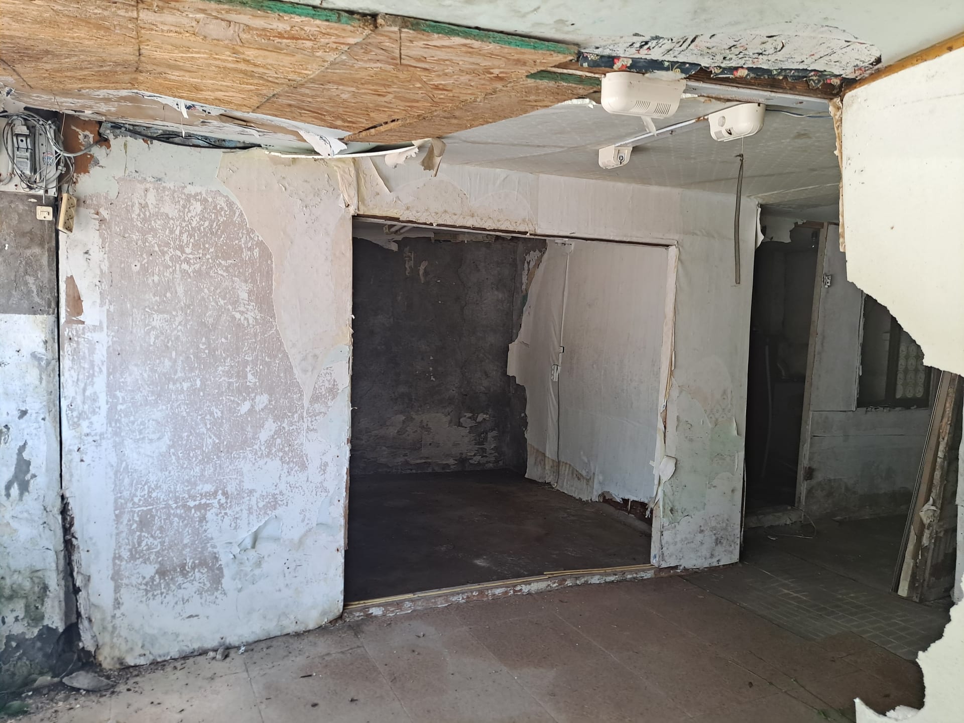 Long-abandoned vacant house — image 5