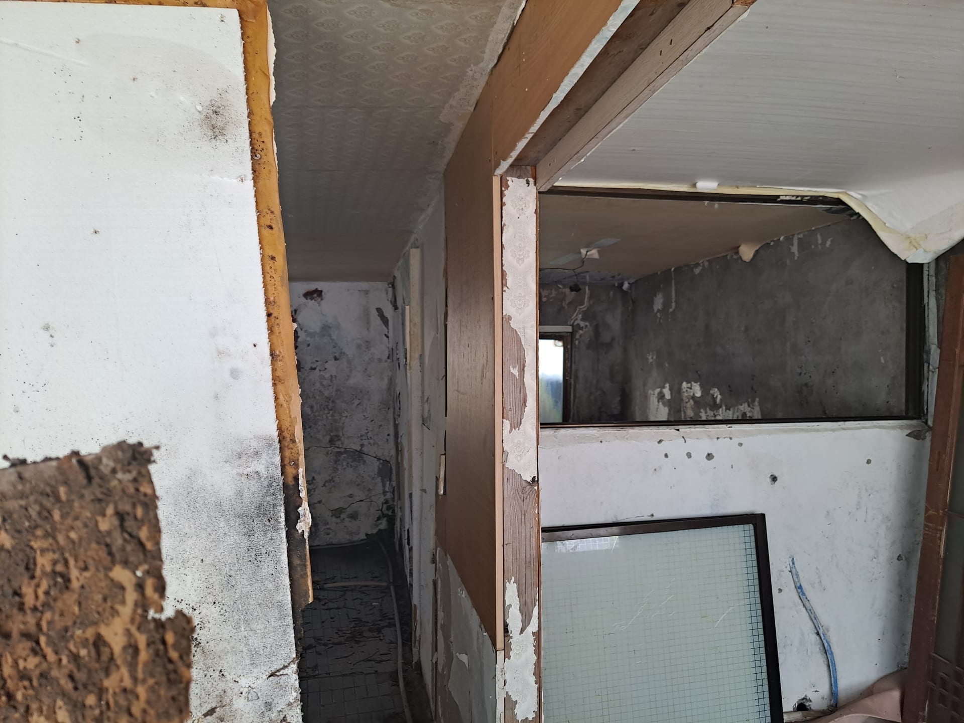 Long-abandoned vacant house — image 9