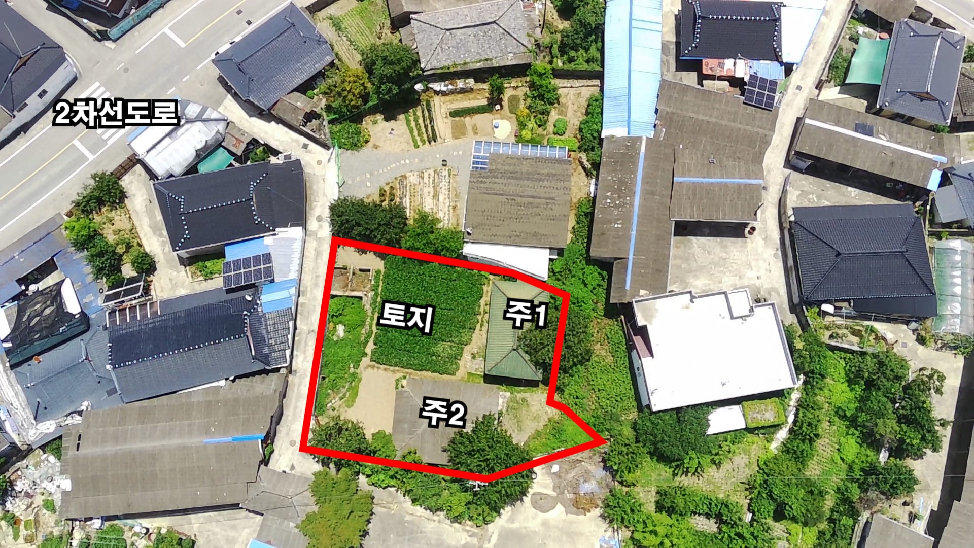 House on a large lot and country home — image 9