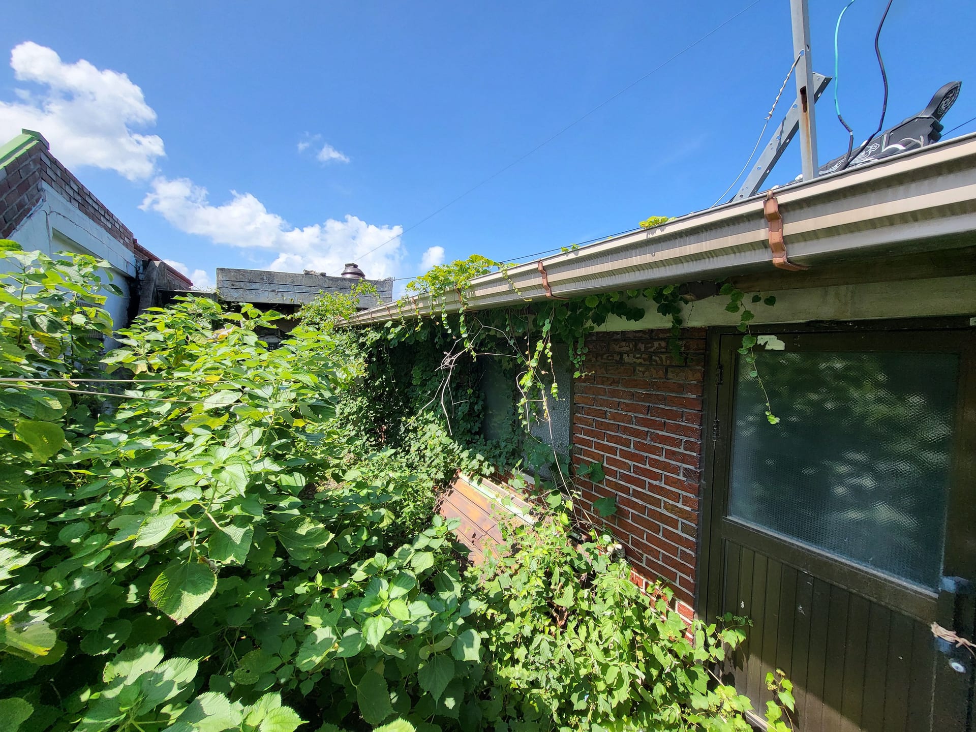 Small house for sale, 1-minute walk from the beach — image 2
