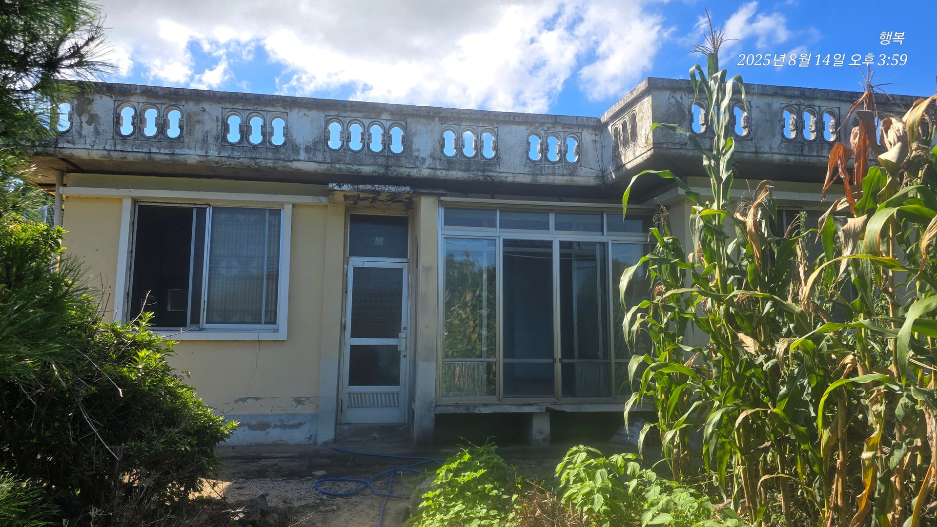 Detached house for sale at the village entrance in Uihang-ri with a wide access road