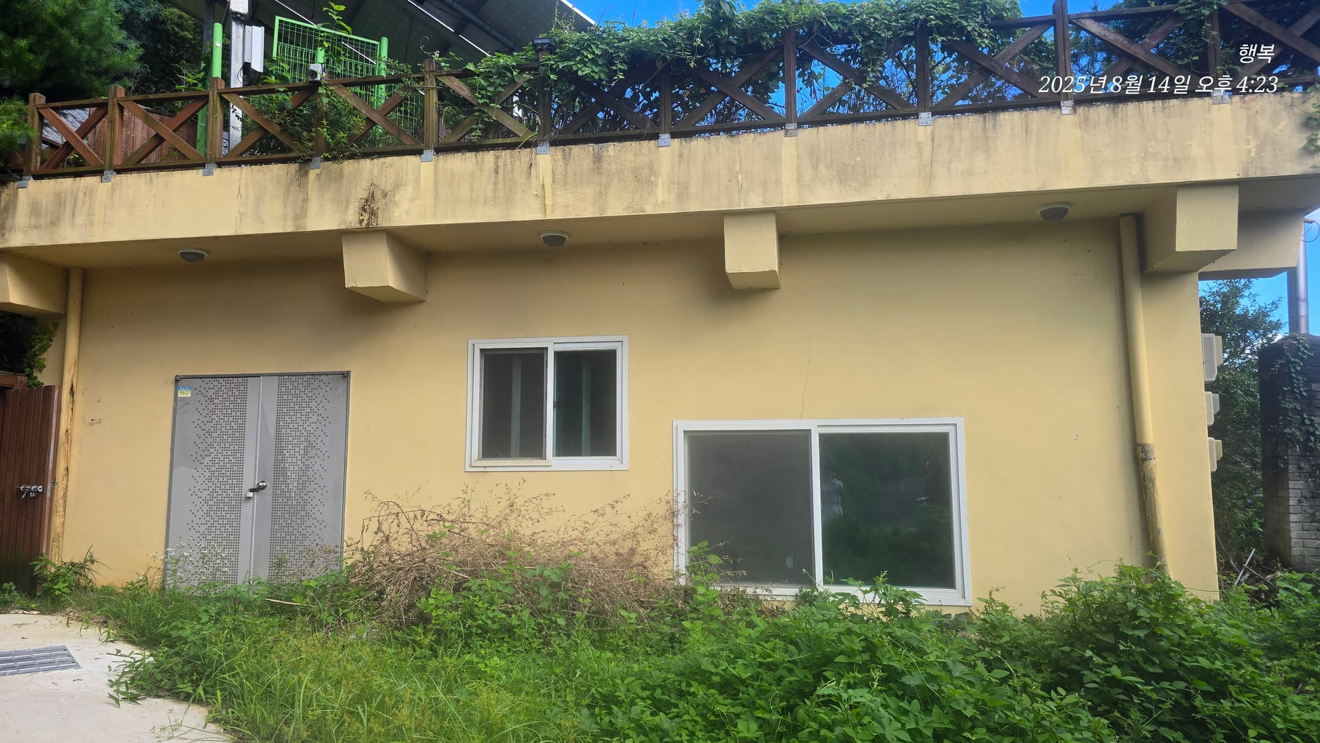 Hanok house at the foot of the mountain with a pavilion and barbecue area