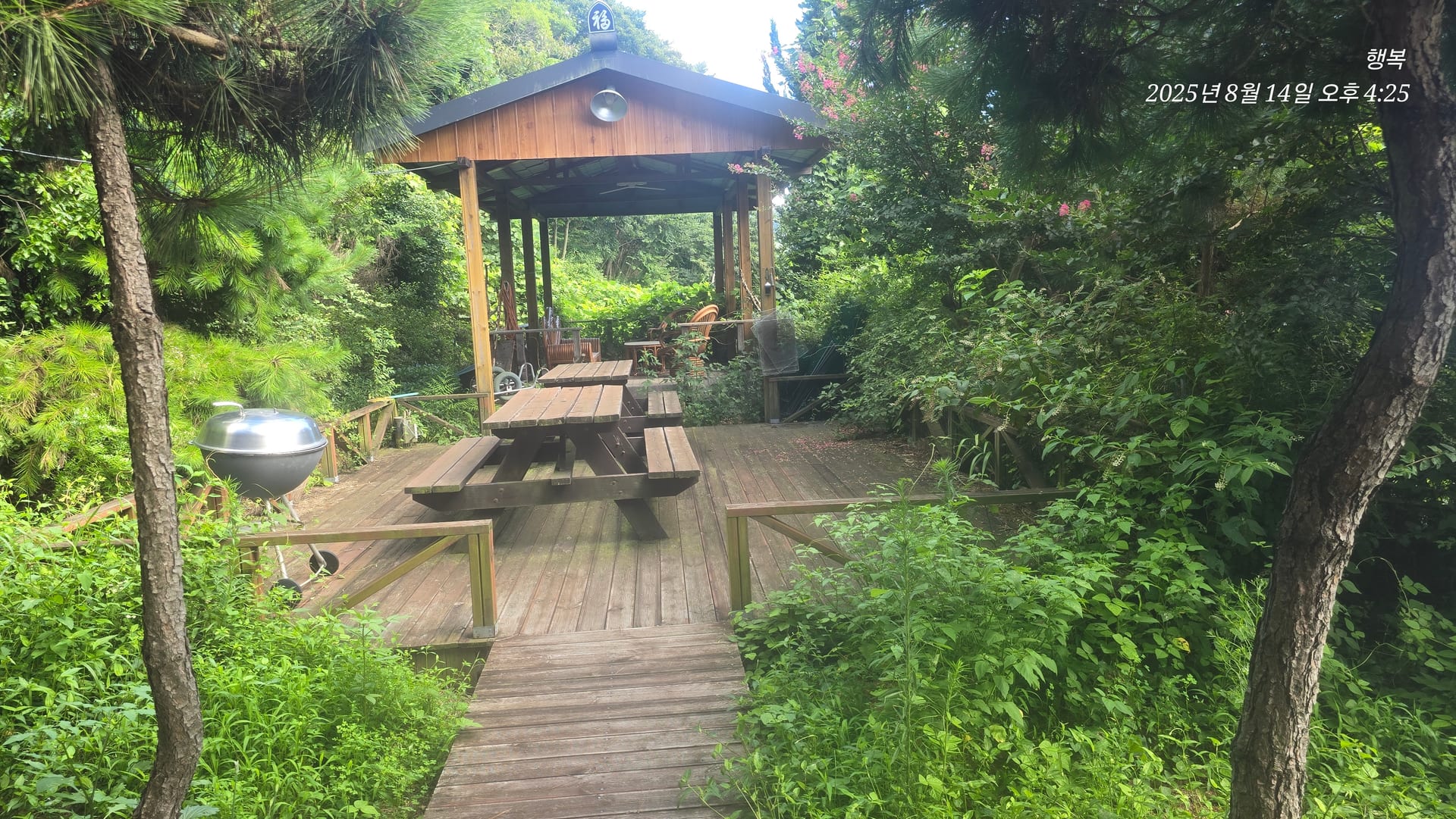 Hanok house at the foot of the mountain with a pavilion and barbecue area — image 2