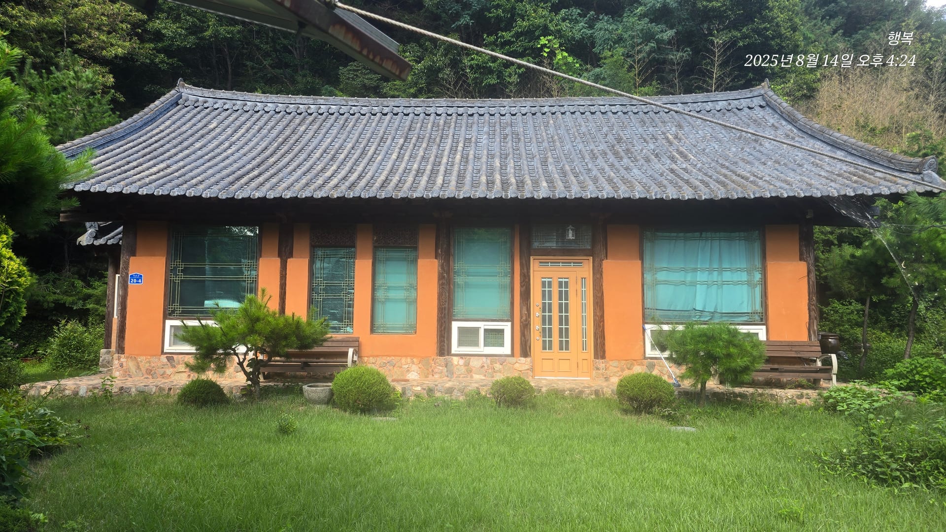 Hanok house at the foot of the mountain with a pavilion and barbecue area — image 4