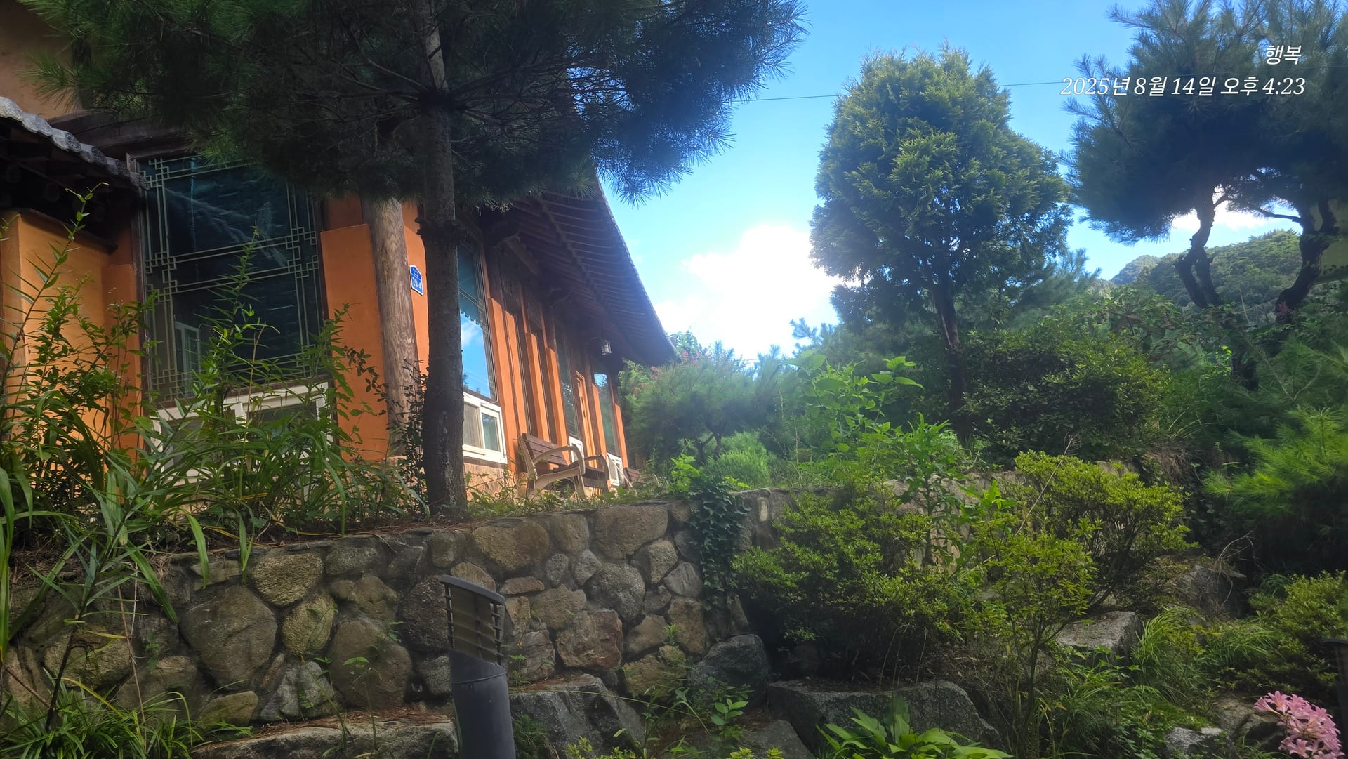 Hanok house at the foot of the mountain with a pavilion and barbecue area — image 6