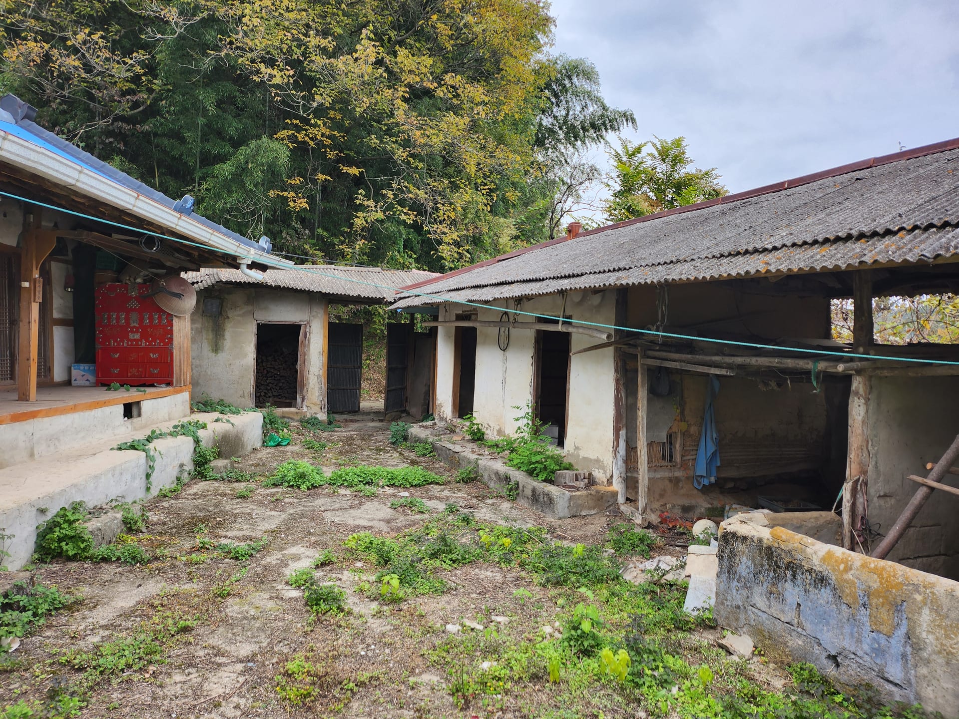 Old Hanok-Style Village House with Well-Preserved Original Structure (Renovatable) — image 2