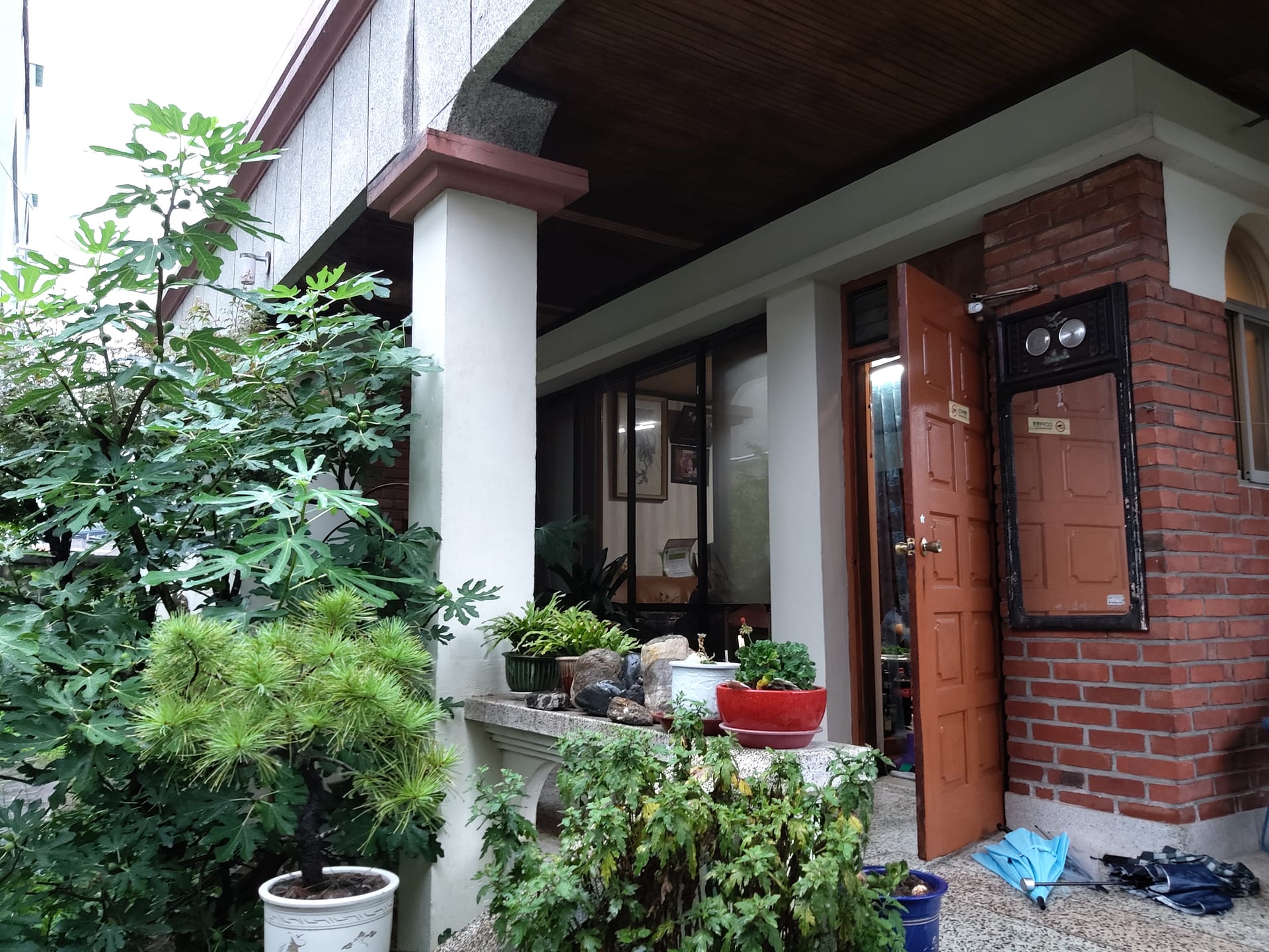 House in town with a country-house setting — image 2