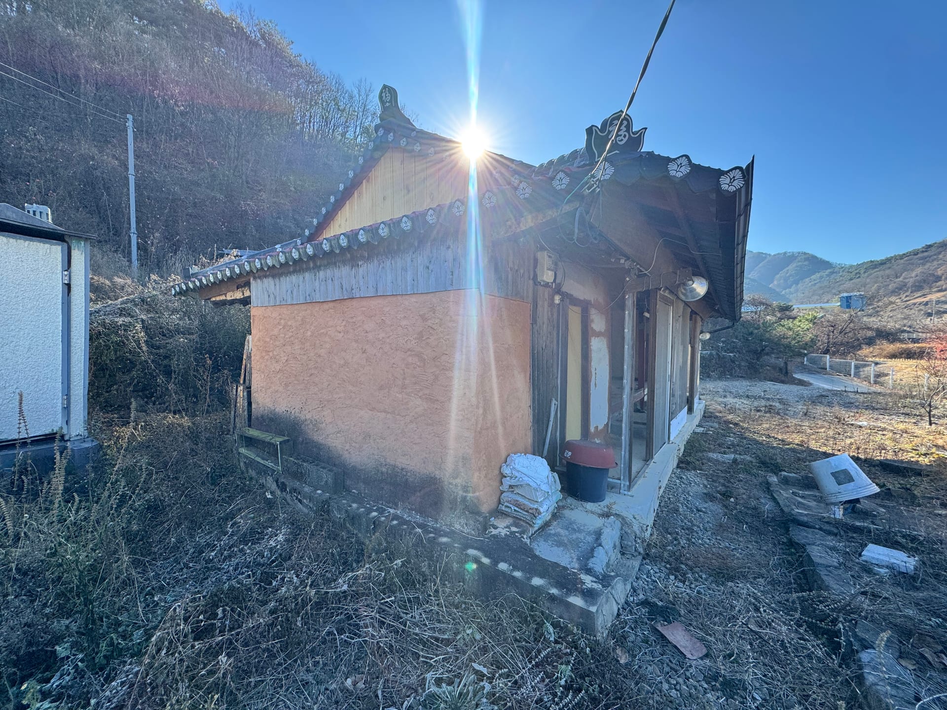 Wooden detached house with a large yard — image 2