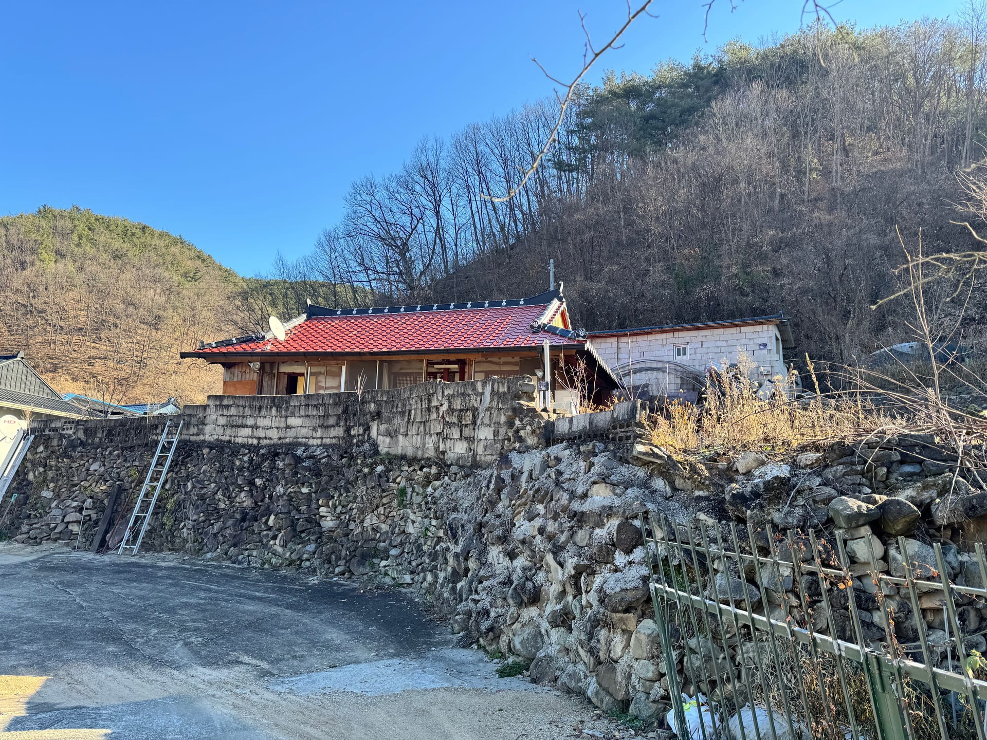 Wooden detached house with a large yard — image 3