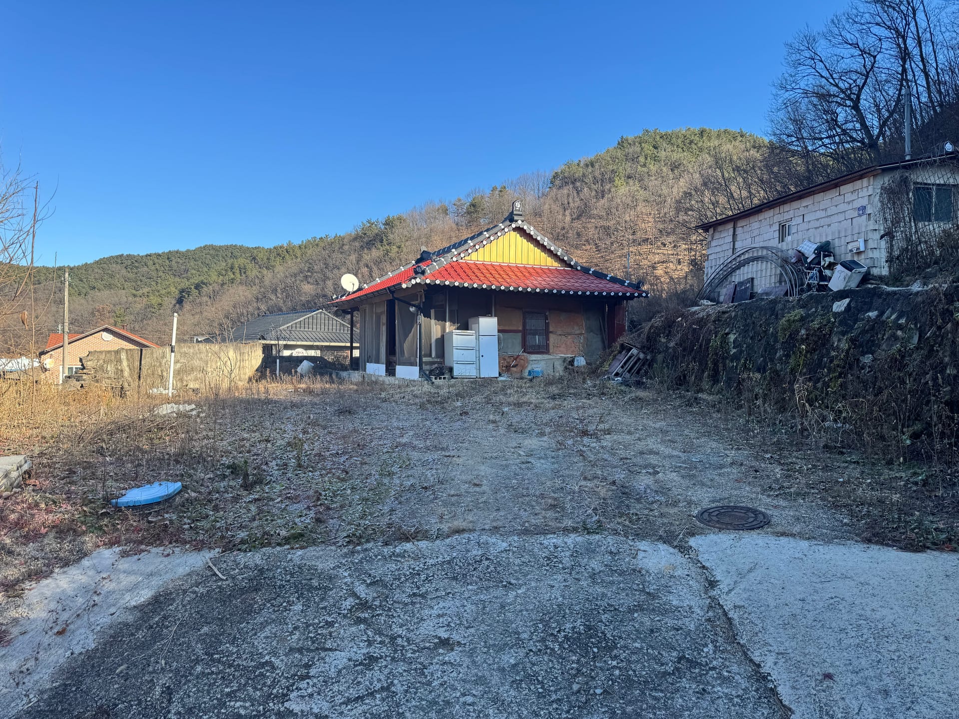 Wooden detached house with a large yard — image 4