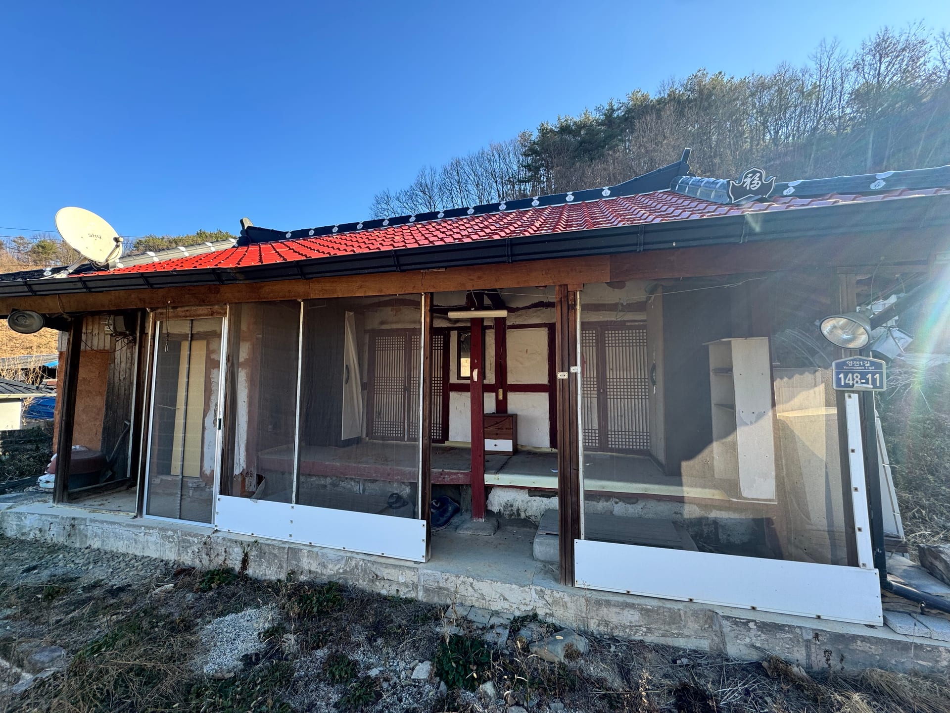Wooden detached house with a large yard — image 5