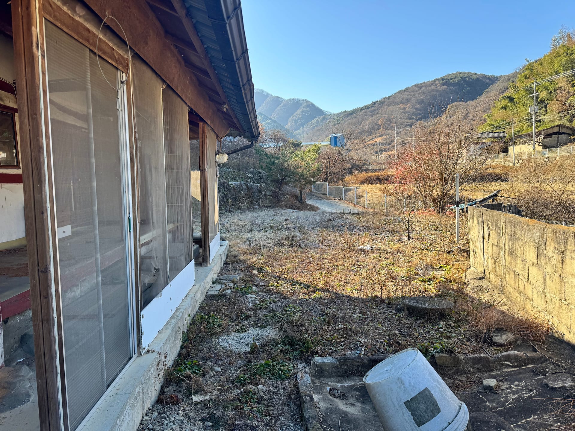 Wooden detached house with a large yard — image 6