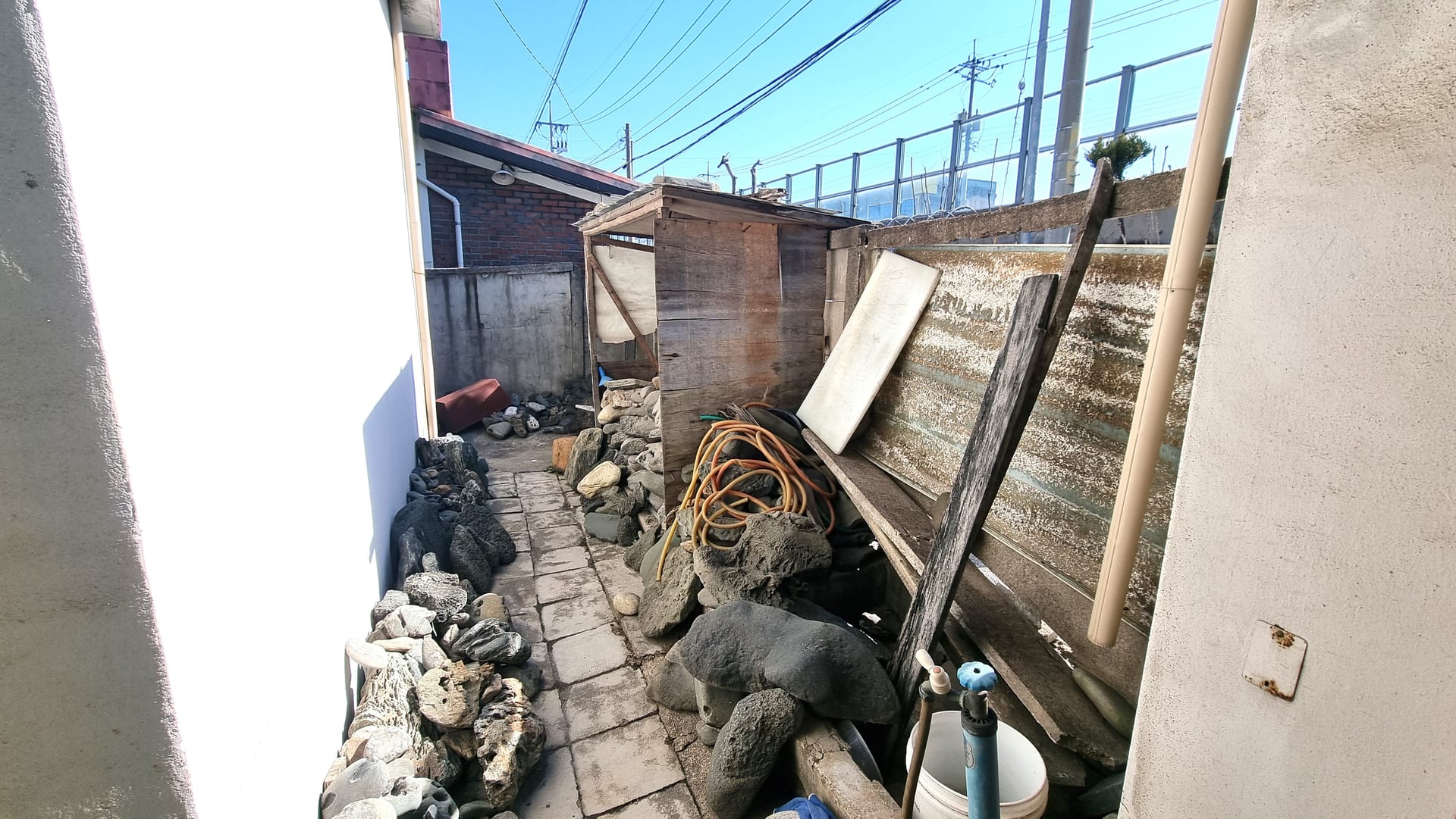 House and storefront for sale in a residential area with future development potential — image 2