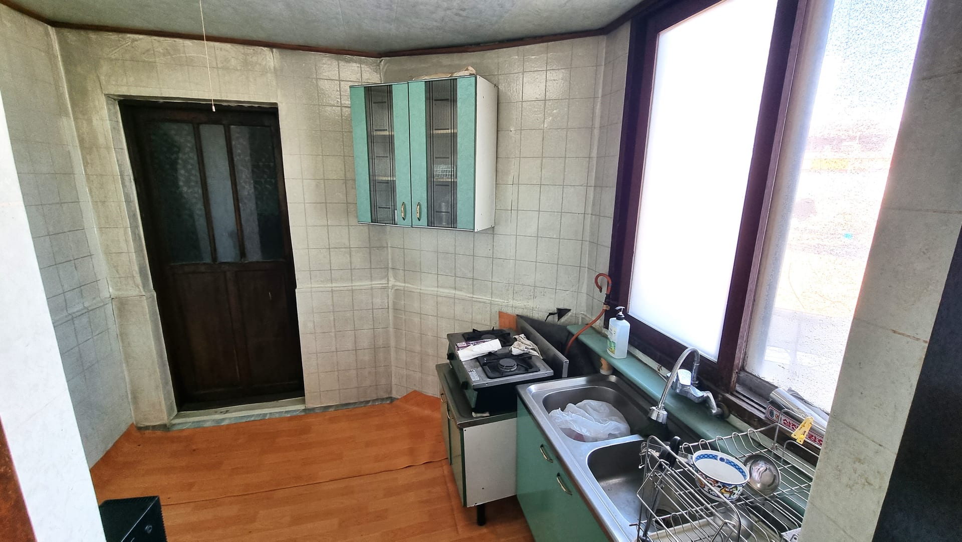 House and storefront for sale in a residential area with future development potential — image 3