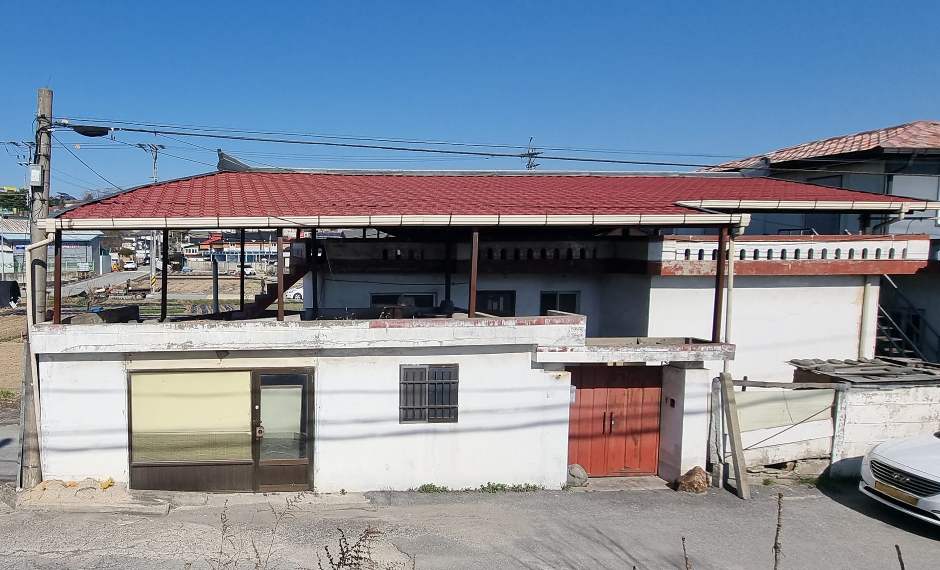 House and storefront for sale in a residential area with future development potential — image 4
