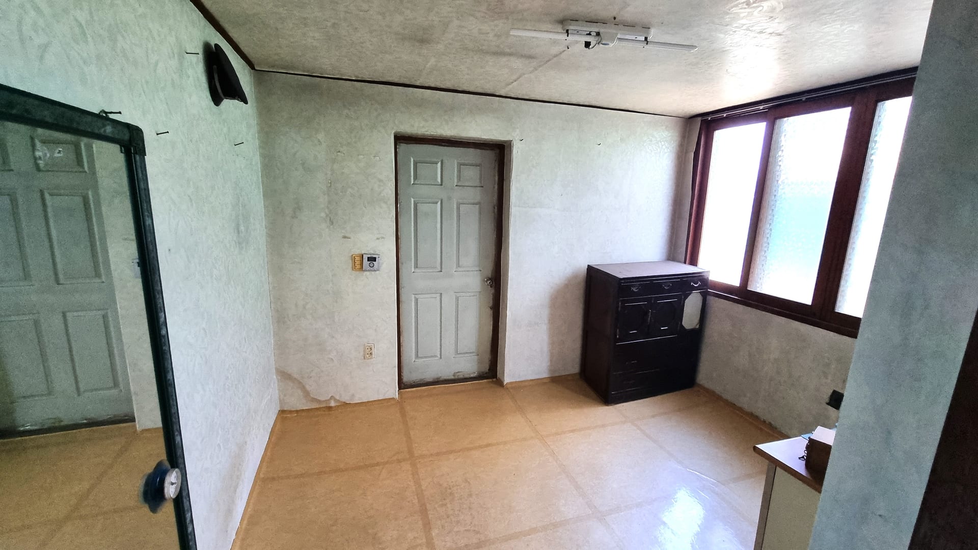 House and storefront for sale in a residential area with future development potential — image 7