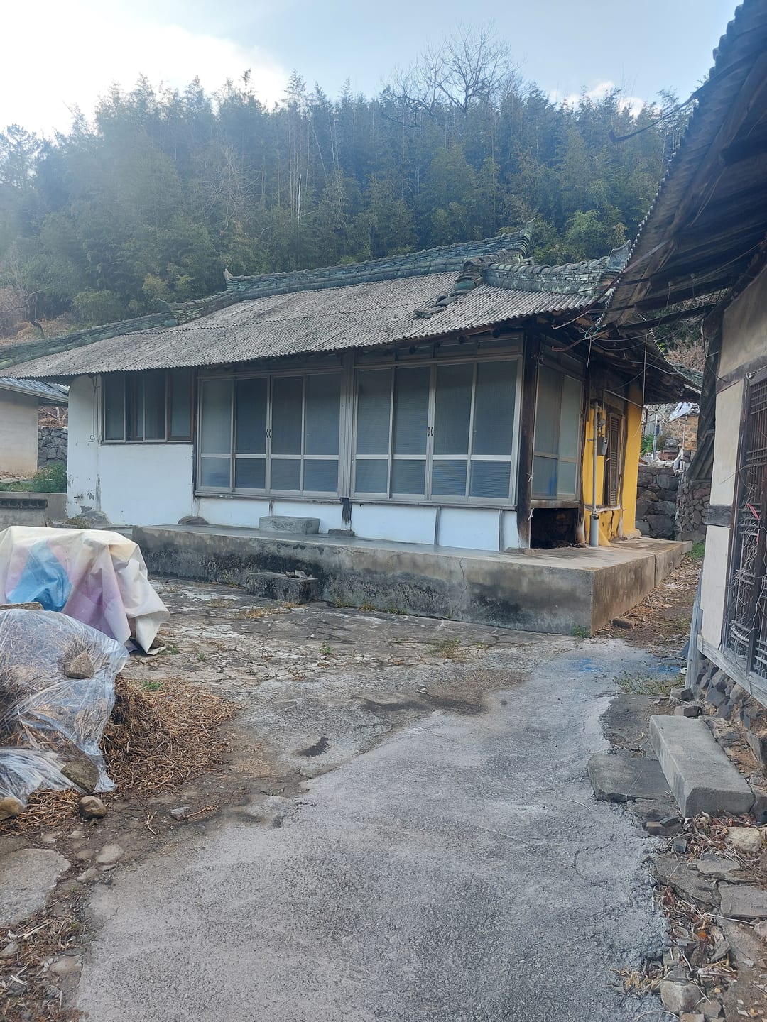 Old house for sale in Nakseo-myeon, Uiryeong