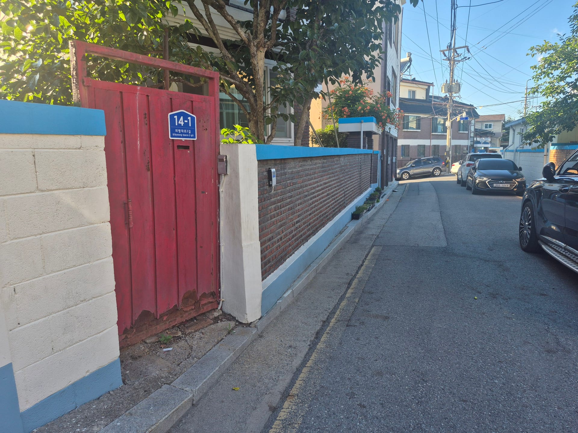 House in a Quiet Residential Area — image 3