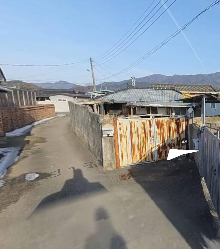 Old house needing renovation, planned management, natural settlement zone, close to main road (very easy access), yard parking available