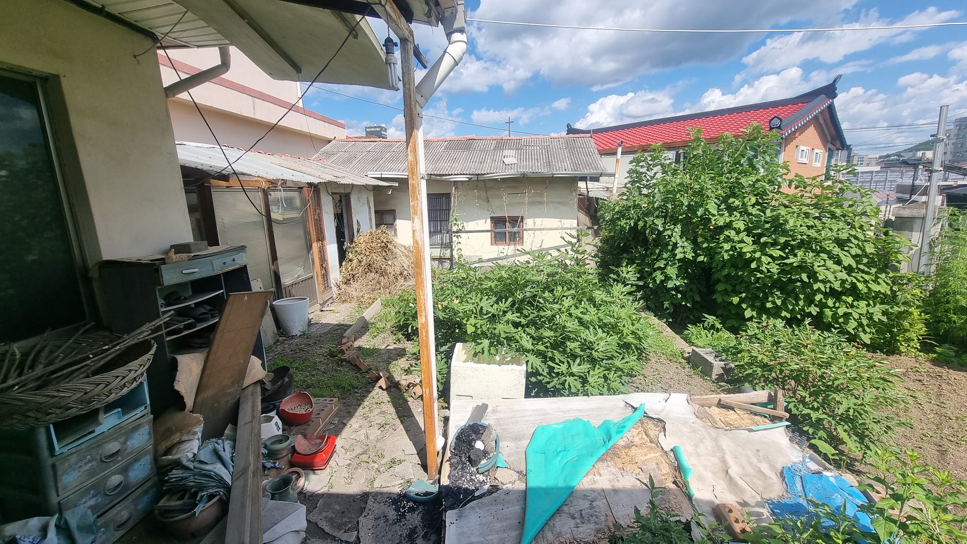 Old house with a large lot, includes a paved path for pedestrian access — image 18