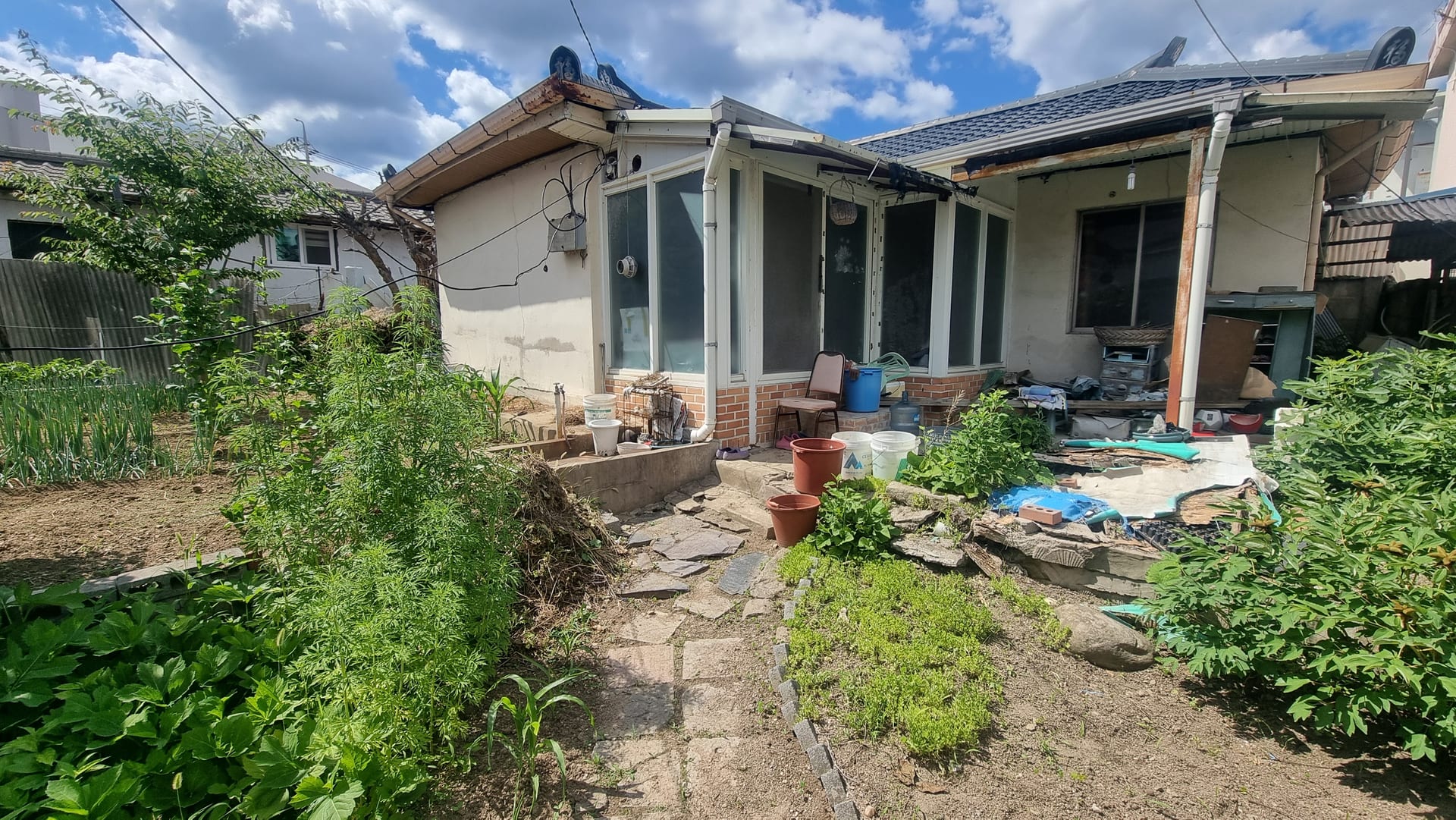 Old house with a large lot, includes a paved path for pedestrian access — image 3