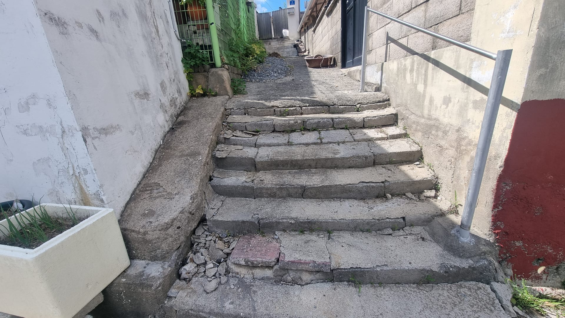 Old house with a large lot, includes a paved path for pedestrian access — image 5