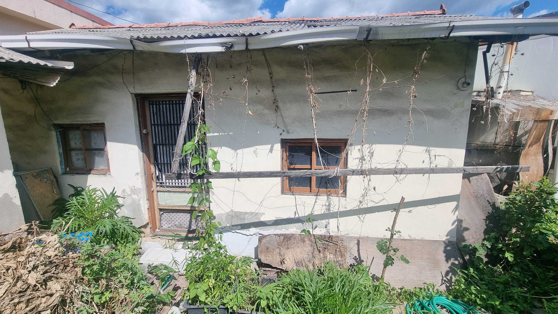 Old house with a large lot, includes a paved path for pedestrian access — image 9