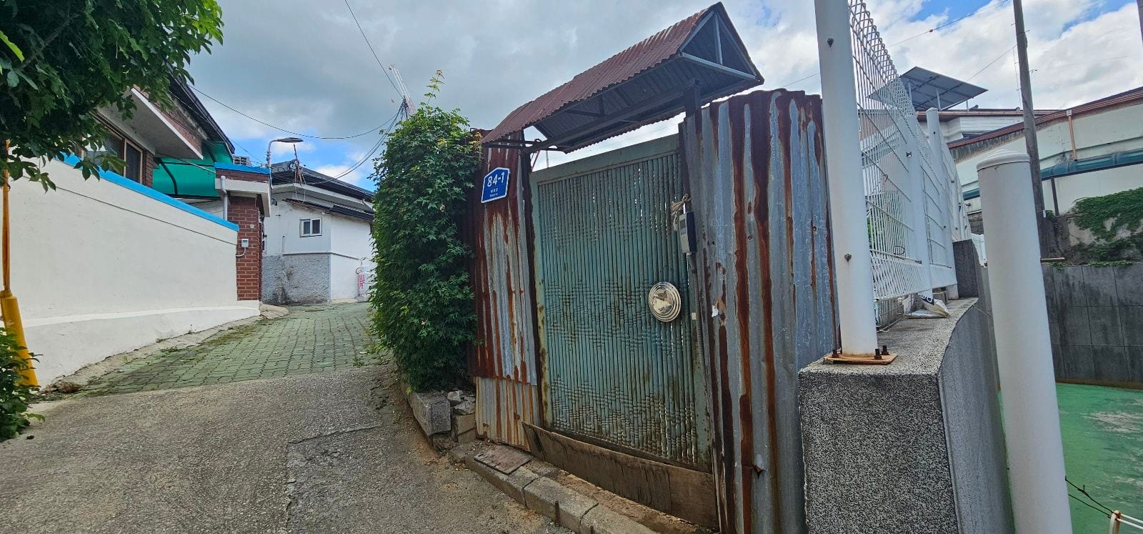*Affordable house needing full renovation — image 4