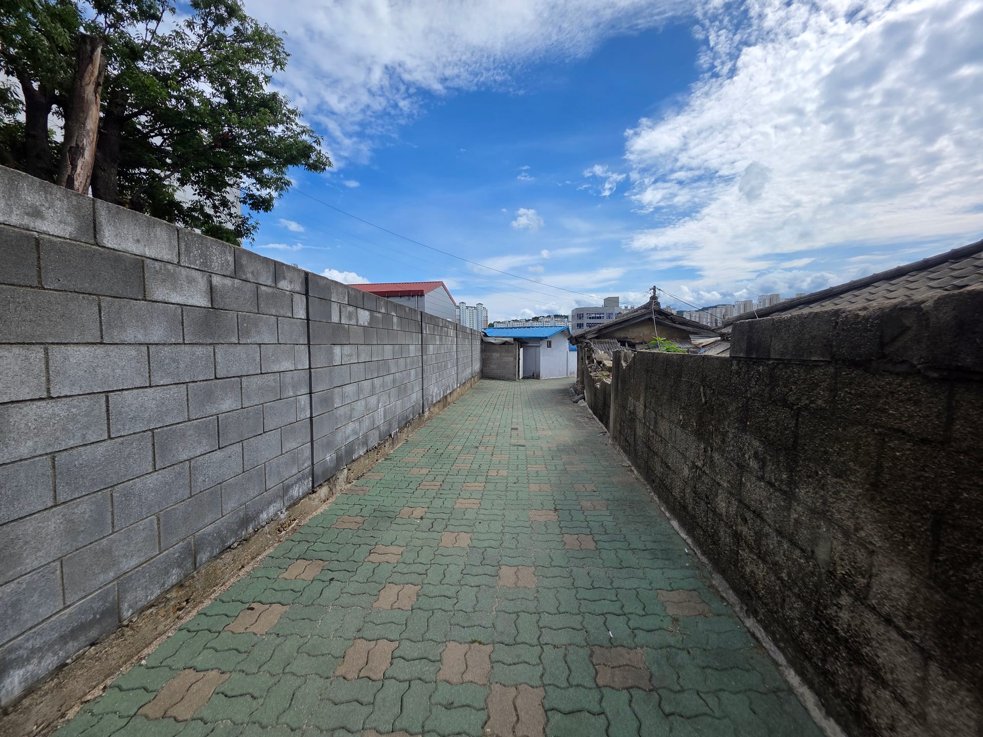House Adjacent to Jecheon Station — image 2